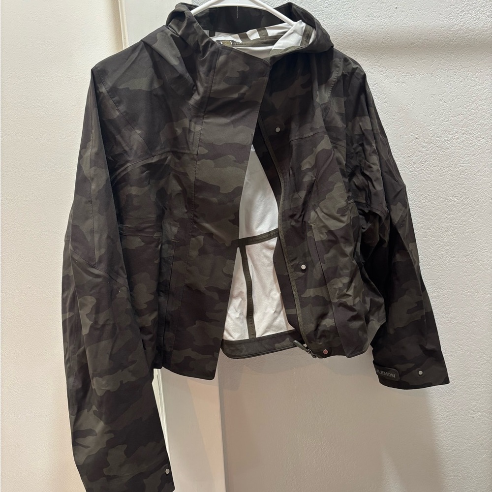 Lululemon size 6 Camo Hooded rain Jacket